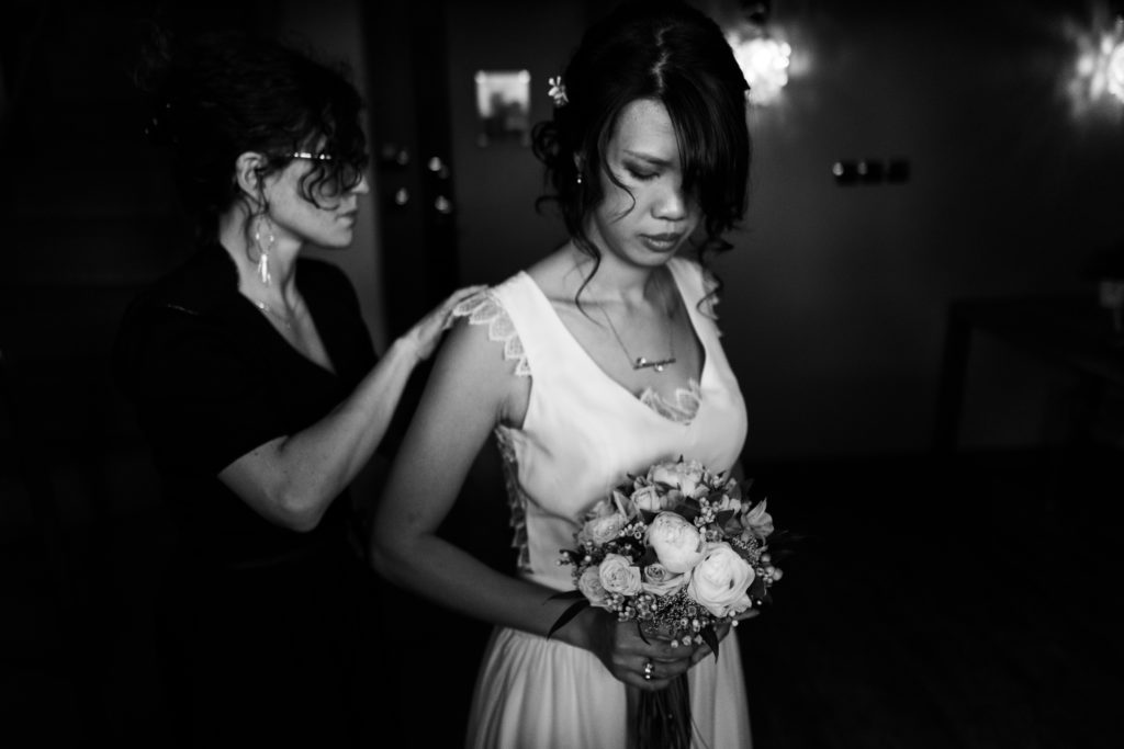 créations sur mesure les alliances à personnaliser Christelle Otero faisant l'essayage d'une robe de mariée et portant les boucles d'oreilles gouttes pendantes