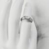 chevaliere ovale argent sur main