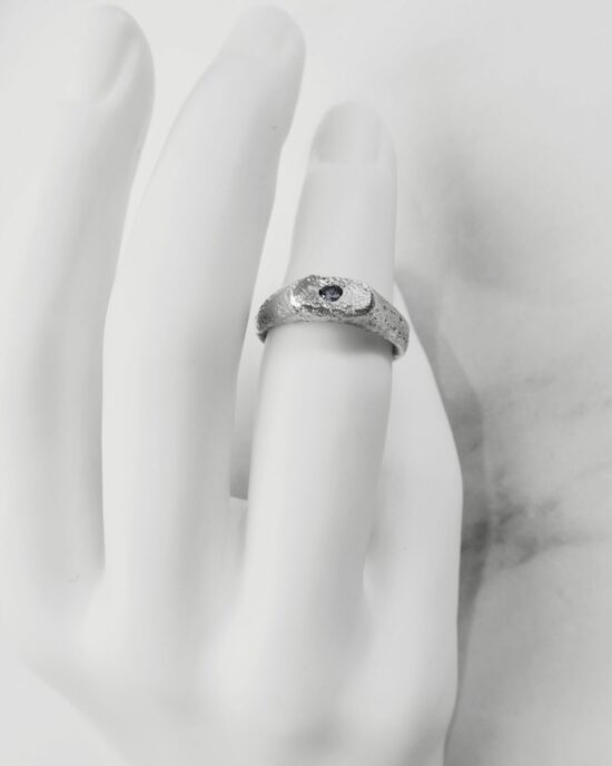 chevaliere ovale argent avec diamant sur main