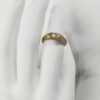 chevaliere ovale or jaune avec diamant sur main