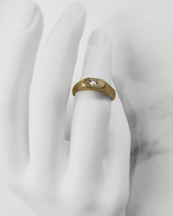 chevaliere ovale or jaune avec diamant sur main