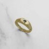 chevaliere ovale or jaune et diamant noir