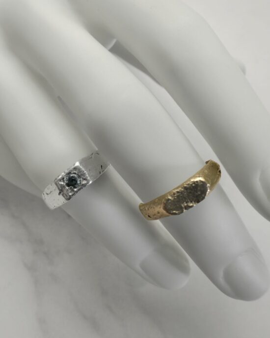 chevaliere ovale or jaune et chevaliere carrée argent sur main