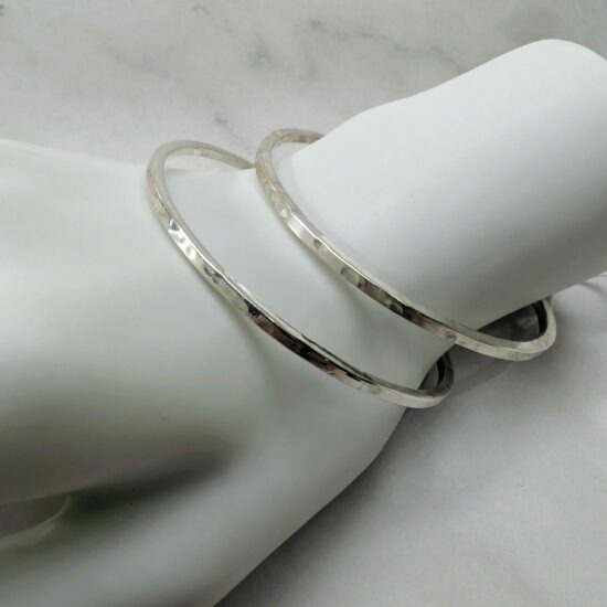 bracelet jonc rigide argent profil carré finition martelée artisanale