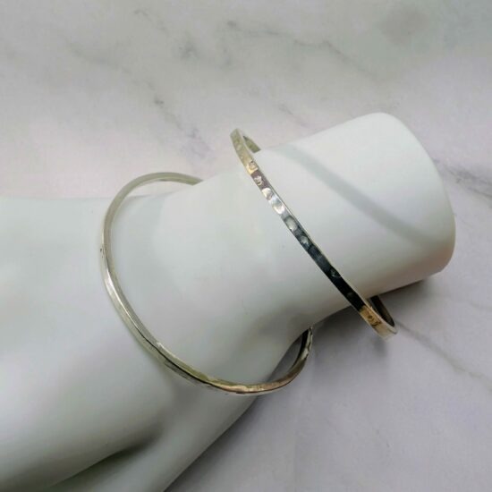 bracelet jonc rigide argent profil carré finition martelée artisanale