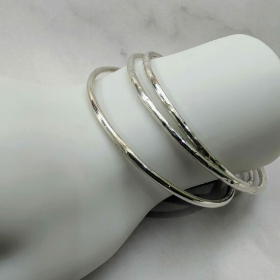 bracelet jonc rigide argent profil carré finition martelée artisanale