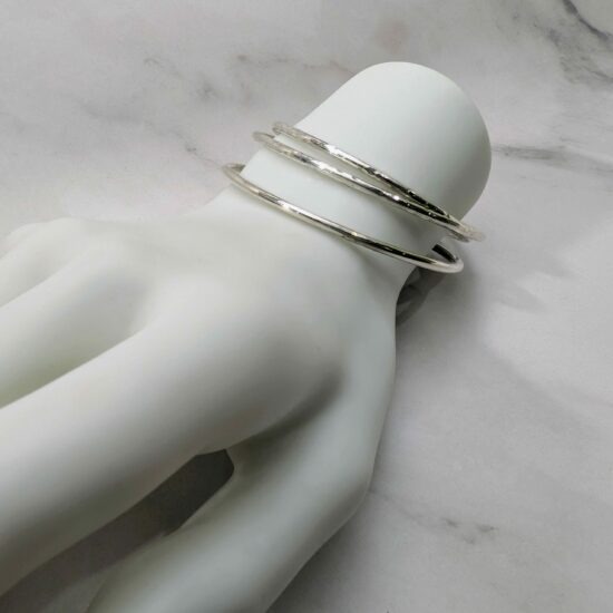 bracelet jonc rigide argent profil carré finition martelée artisanale