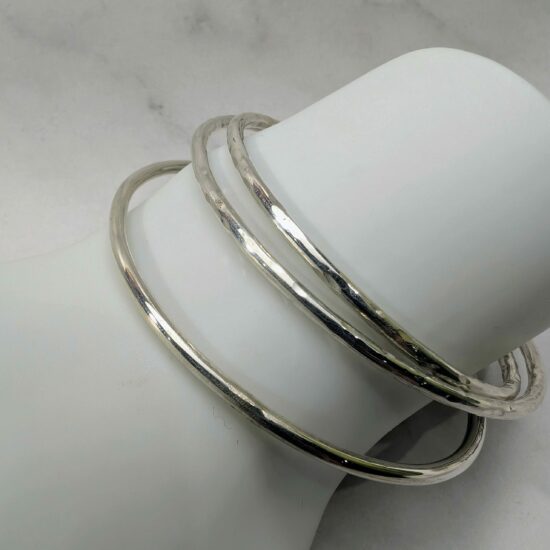 bracelet jonc rigide argent profil carré finition martelée artisanale