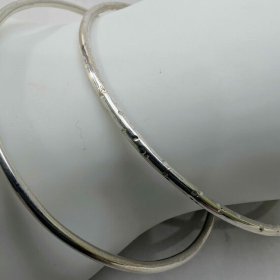 bracelet jonc rigide argent profil carré finition martelée artisanale