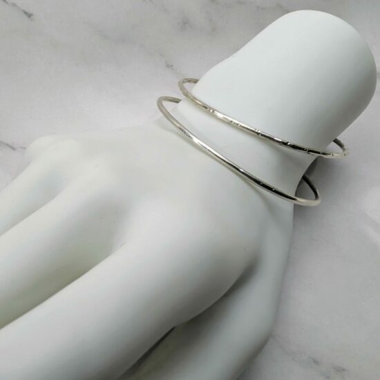 bracelet jonc rigide argent profil carré finition martelée artisanale