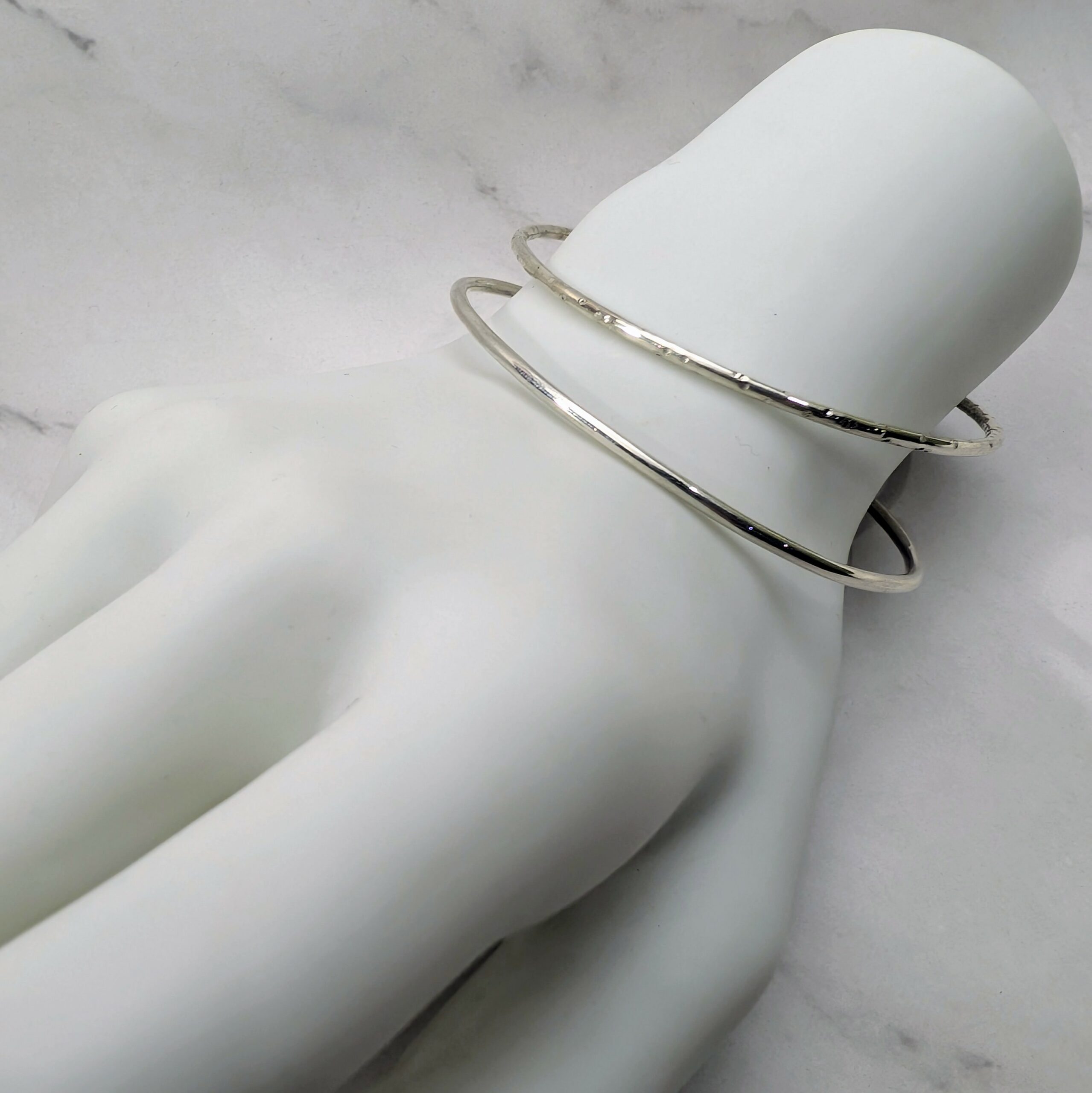 bracelet jonc rigide argent profil carré finition martelée artisanale