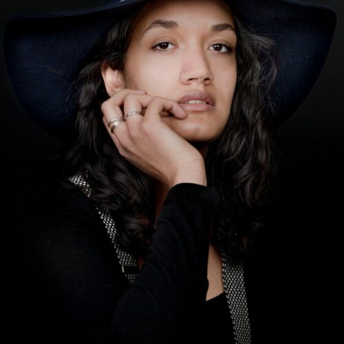 modele photo chapeau bretelle et bijoux