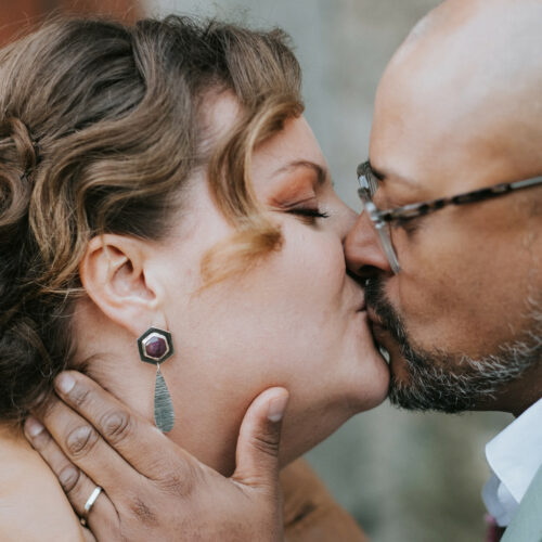 mariée curvy et grandes boucles d'oreilles argent mariage mixte